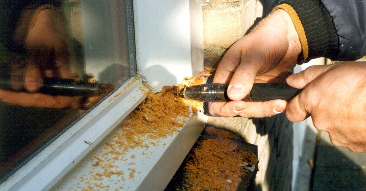 frezen in houten kozijn - houtvuller of plamuur verwijderen