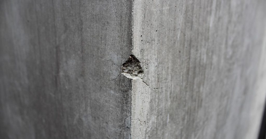 beton met een beschadiging (gat) op de hoek